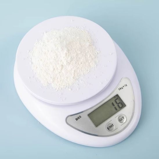 balances de cuisine avec farine