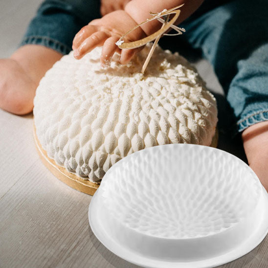 bebe avec parent touchant gateau fait par moule silicone