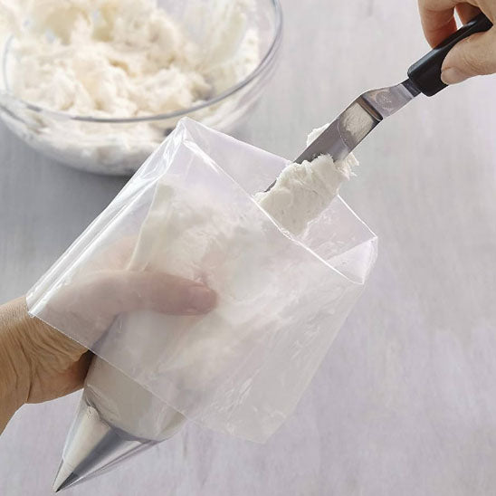 creme dans poche a douille avec spatule