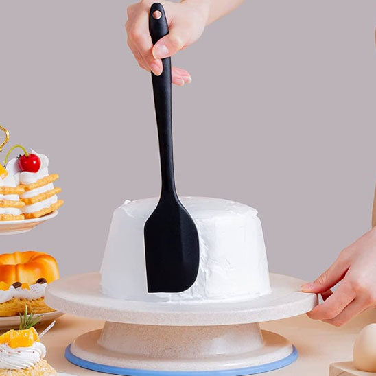creme etaler rebord gateau par grande spatule