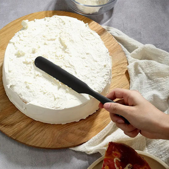creme etaler sur gateau avec spatule a melanger
