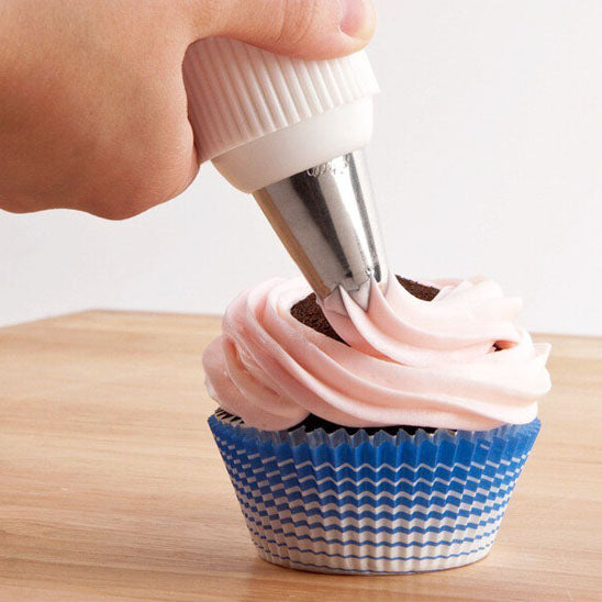 creme rose sur muffin avec douille patisserie