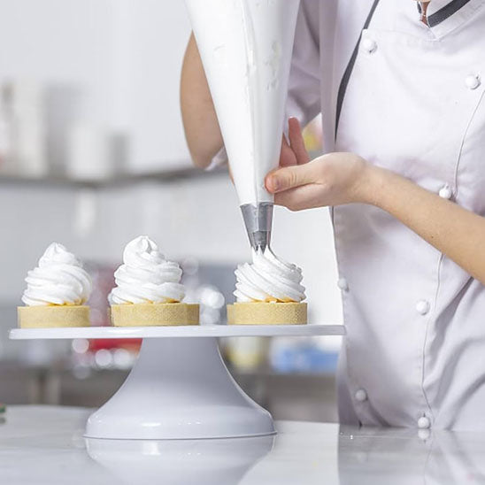 creme trois cupcake mis avec douille patisserie