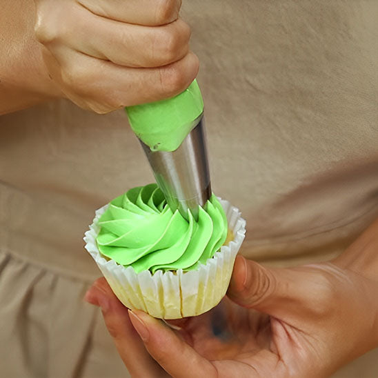 creme verte sur gateau avec douille patisserie