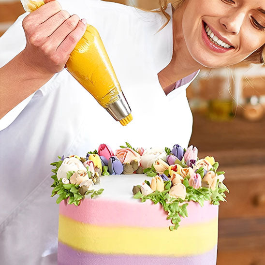 dame patissiere decorant gateau avec douille patisserie