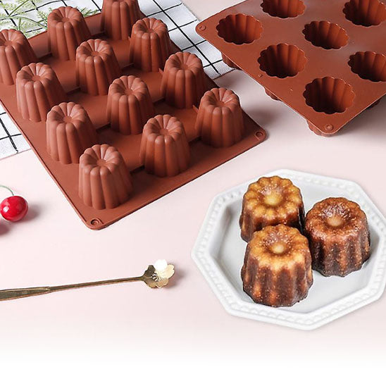 deux moules en silicone avec trois caneles