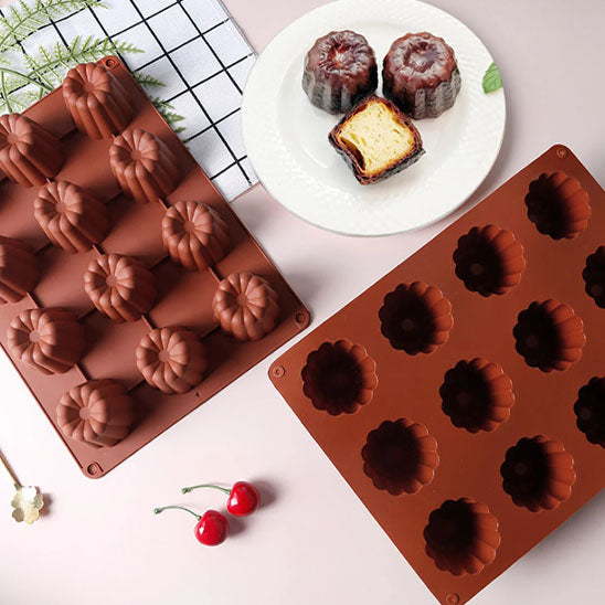 deux moules en silicone sur table avec canele
