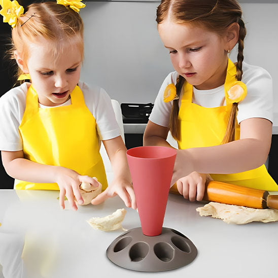 deux petites filles patissent avec support poche a douille rouge