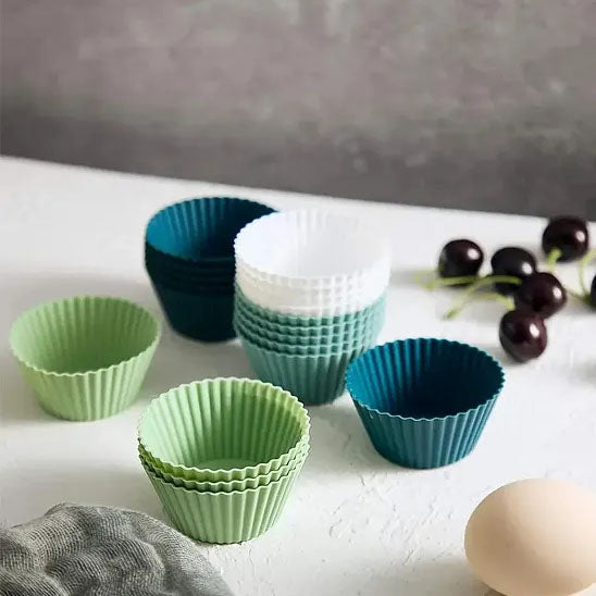 ensemble moule a muffin sur plan travail cuisine