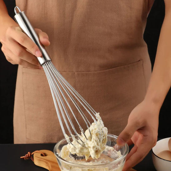 femme melange preparation avec fouet
