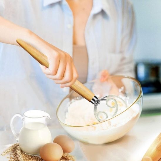 femme melange preparation culinaire avec fouet