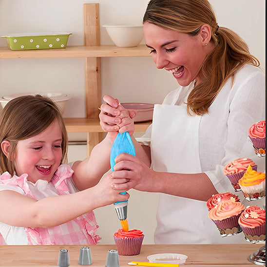 fille mere utilise douille patisserie
