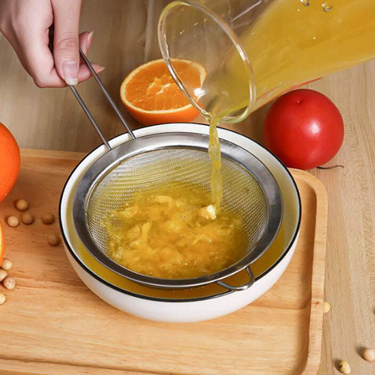 filtrage jus orange avec passoire inox