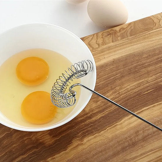 fouet dans bol avec oeufs