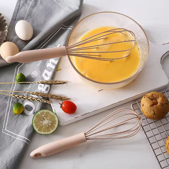 fouet dans bol sur plan cuisine avec autre fouet petit