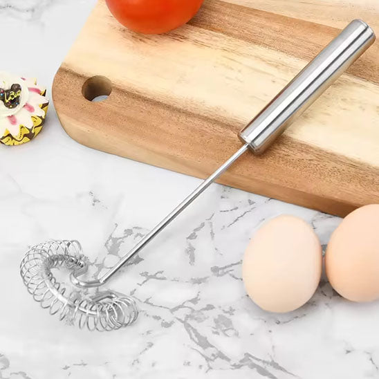 fouet sur plan travail cuisine avec deux oeufs