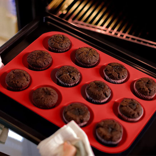 gateau chocolat dans moule a muffin rouge