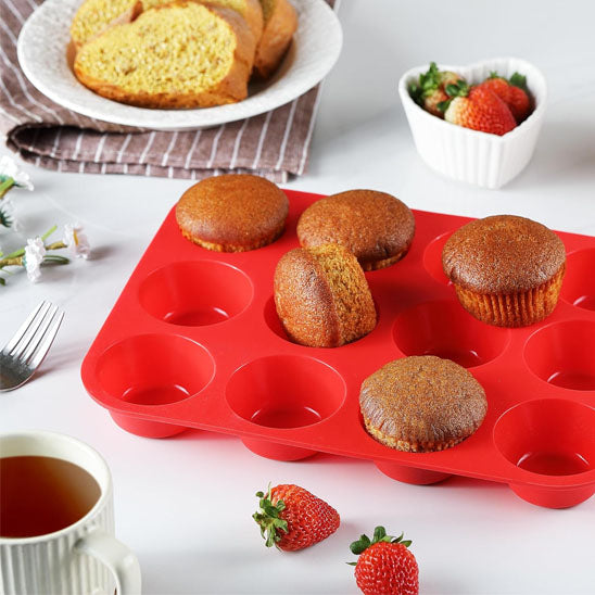gateau dans moule a muffin rouge sur table the