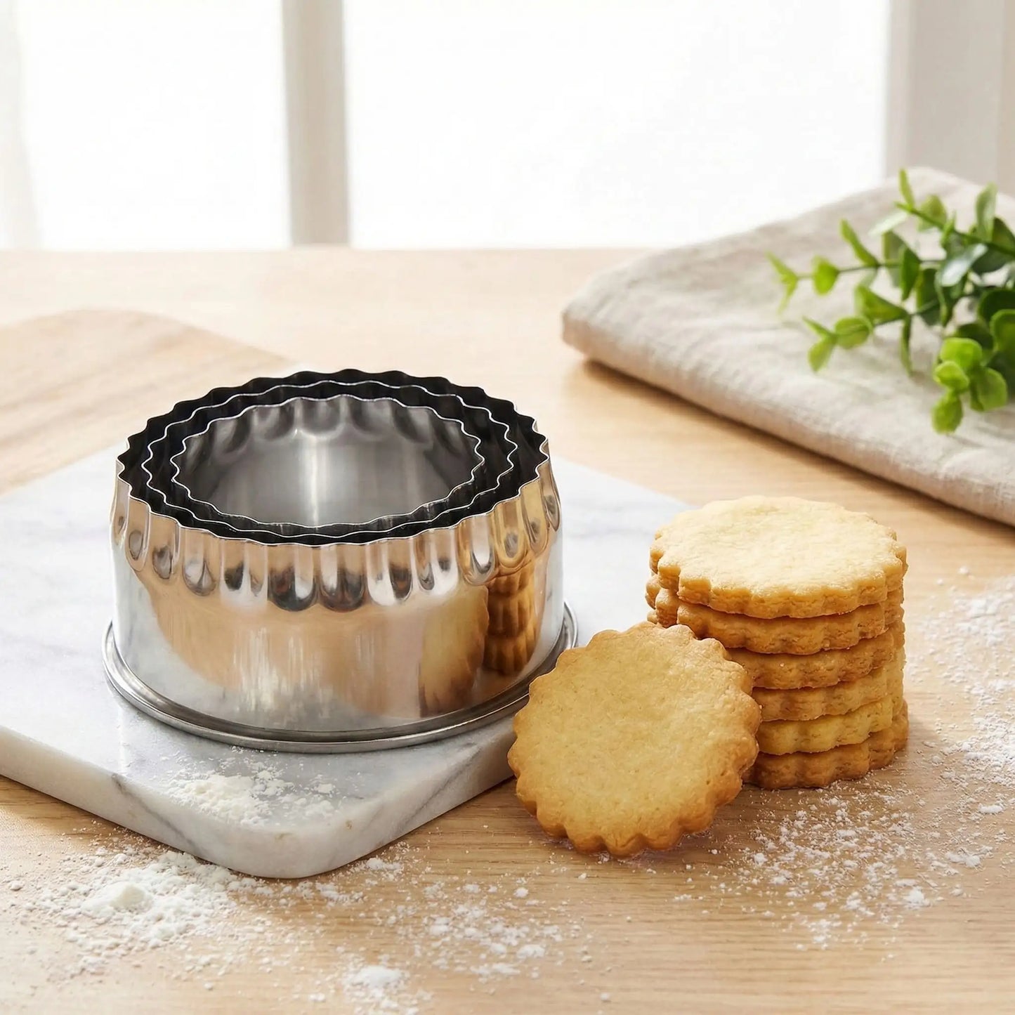 Emporte pièce rond avec biscuit sur table