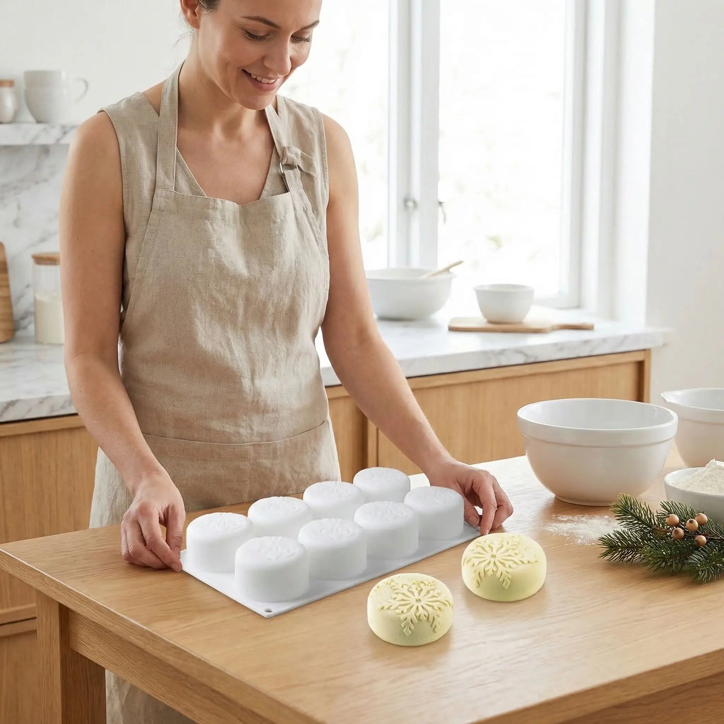 Femme devant Moule à Entremets et cake sur une table cuisine