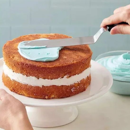 glacage mis sur gateau avec spatule