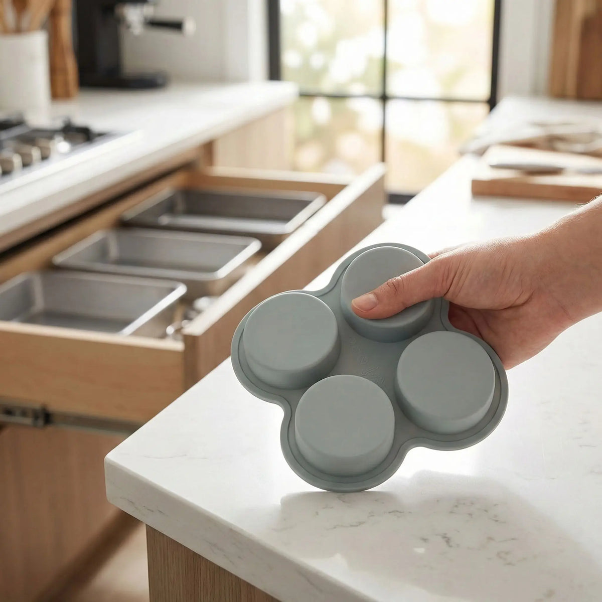 mains tenant moule à muffin couleur gris dans cuisine