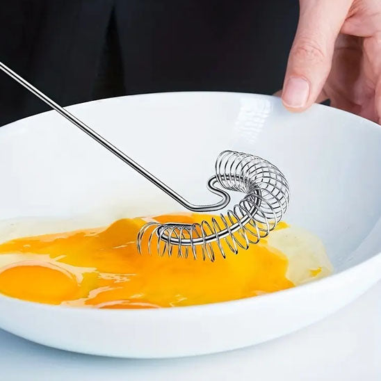 melange oeuf dans assiette creuse