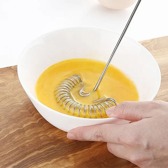 melange oeuf dans bol