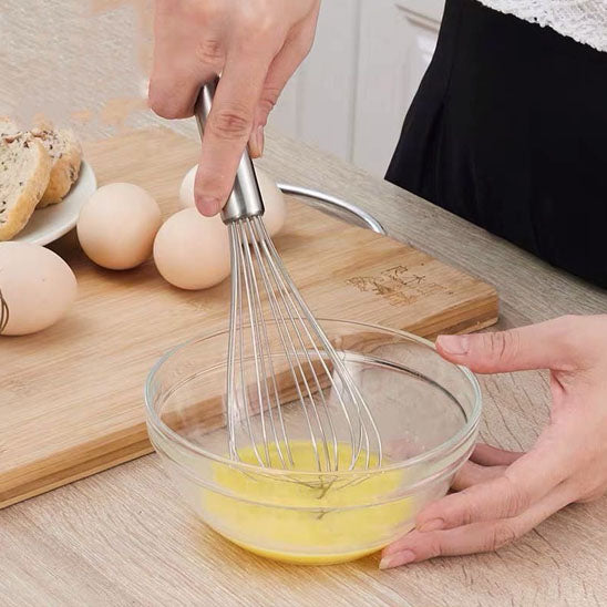 melange oeufs avec fouet
