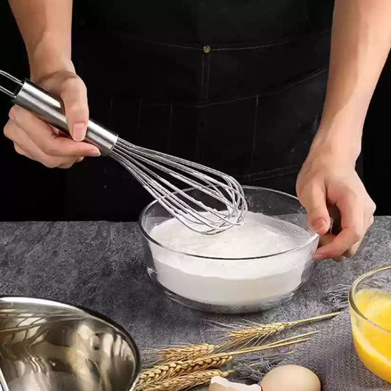 melange preparation cuisine avec fouet