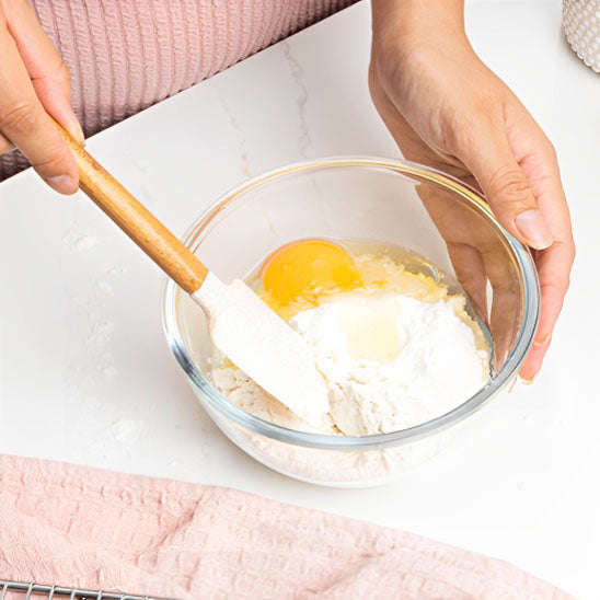 melange preparation pate gateau avec spatule