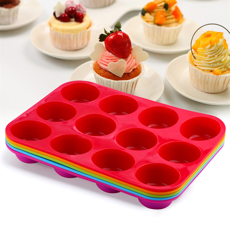 moule a muffin empile sur table avec gateau