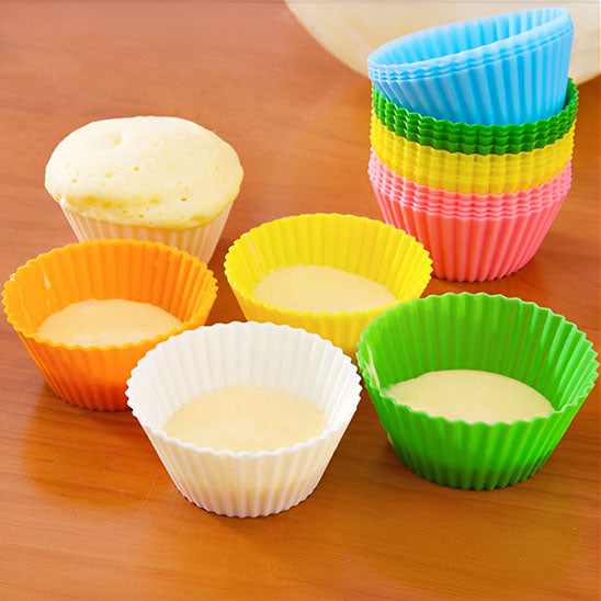moule silicone colorer sur plan cuisine en bois
