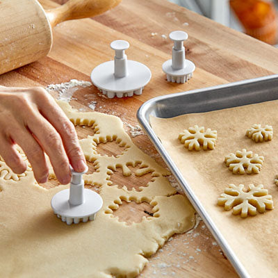 personne decoupe emporte piece noel sur pate biscuit