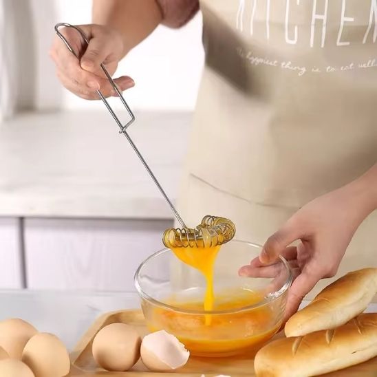 personne melange oeuf avec fouet