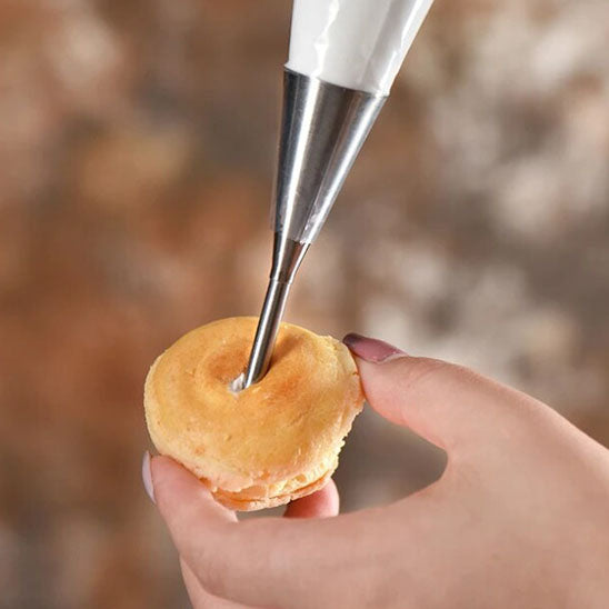 personne remplit choux patisserie avec douille patisserie