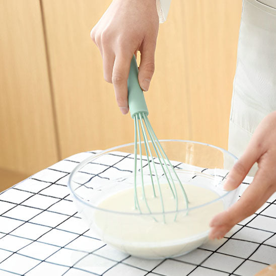 personne utilisant fouet pour gateau