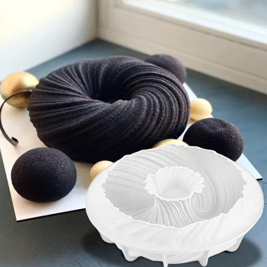 plusieurs gateau couleur noir avec moule a gateau en spirale