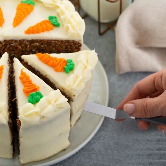 prise gateau avec spatule