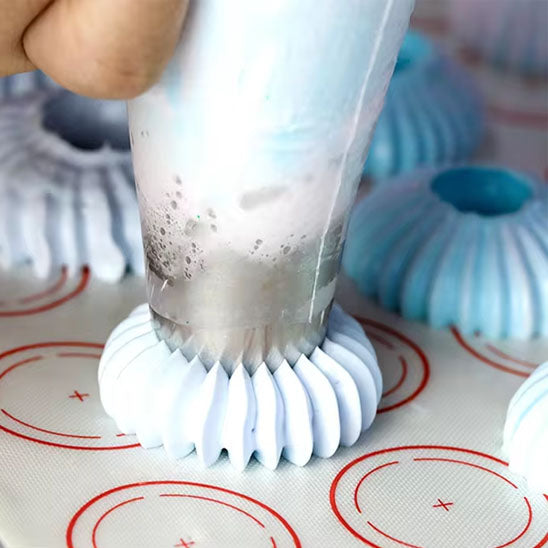 realisation meringue bleu avec douille patisserie