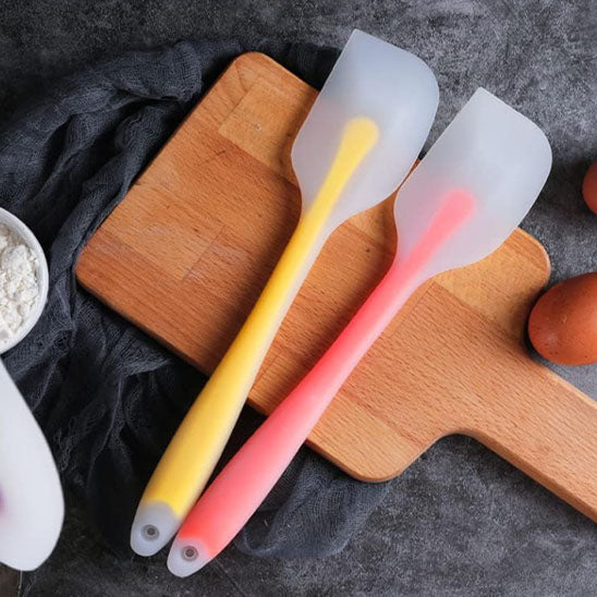 spatule jaune orange sur plan table