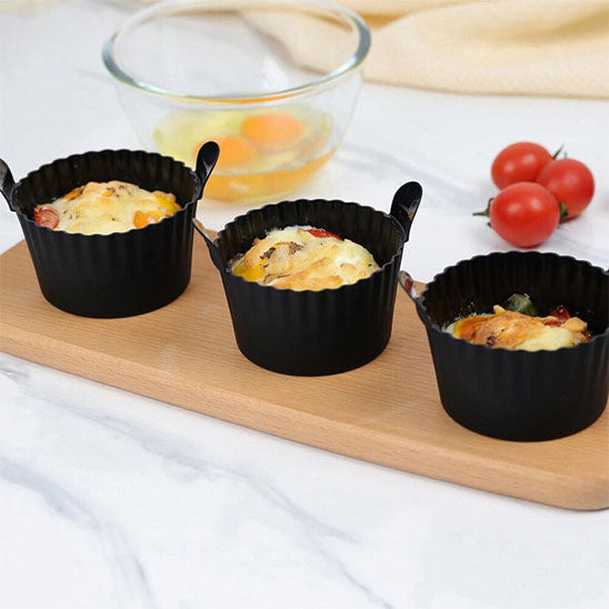 trois moule muffin noir sur table