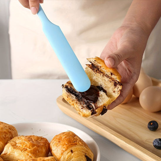 utilisation spatule cuisine bleu sur brioche