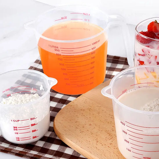 verre doseur avec liquide pour recette