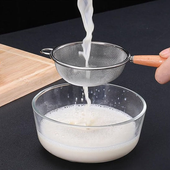 versement lait avec passoire inox