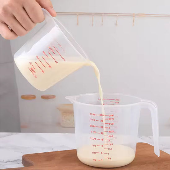 versement liquide entre verre doseur taille moyen grand