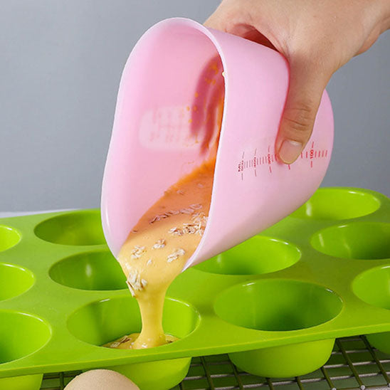 versement preparation dans moule avec verre mesureur rose