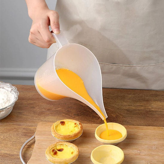 versement preparation gateau avec verre doseur
