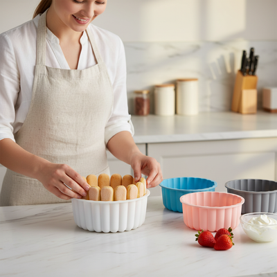Femme mettant biscuit dans moule a charlotte