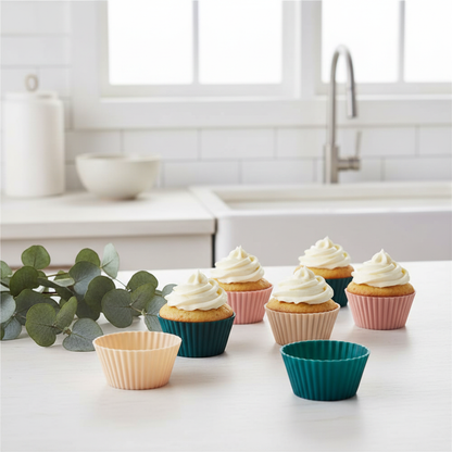 Moule à cupcakes et cupcake sur plan travail